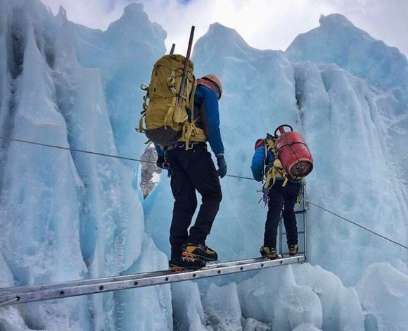 Những người leo núi đang chinh phục dòng sông băng ở đỉnh Everest. Cần phải biết rằng nó có thể đổ sụp bất kỳ lúc nào.