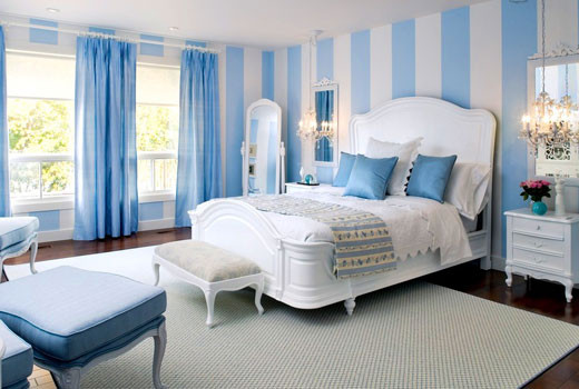 Tận dụng khoảng sáng để làm nổi bật mảng tường xanh tối Với những mảng tường xanh tối, hãy cố gắng tận dụng những khoảng sáng để bù đắp giúp không gian được cân bằng. Những điểm sáng này có thể đến từ nguồn sáng tự nhiên qua cửa sổ hay các phụ kiện sáng màu như chăn, gối, tranh hoặc thảm. Với sắc xanh được chia làm hai nền tương phản, phòng ngủ xanh của bạn sẽ đạt đến điểm thú vị và hiếm khi nhàm chán.