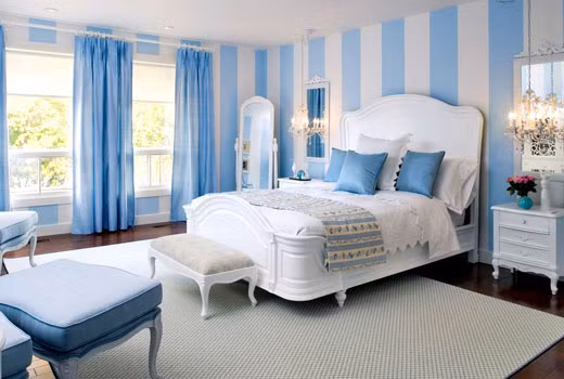 Tận dụng khoảng sáng để làm nổi bật mảng tường xanh tối Với những mảng tường xanh tối, hãy cố gắng tận dụng những khoảng sáng để bù đắp giúp không gian được cân bằng. Những điểm sáng này có thể đến từ nguồn sáng tự nhiên qua cửa sổ hay các phụ kiện sáng màu như chăn, gối, tranh hoặc thảm. Với sắc xanh được chia làm hai nền tương phản, phòng ngủ xanh của bạn sẽ đạt đến điểm thú vị và hiếm khi nhàm chán.