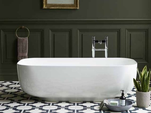 Tạo sự tương phản rõ nét từ sắc màu xanh đậm của tường với bồn tắm đủ để không gian thư giãn mùa hè thêm đẹp hơn.