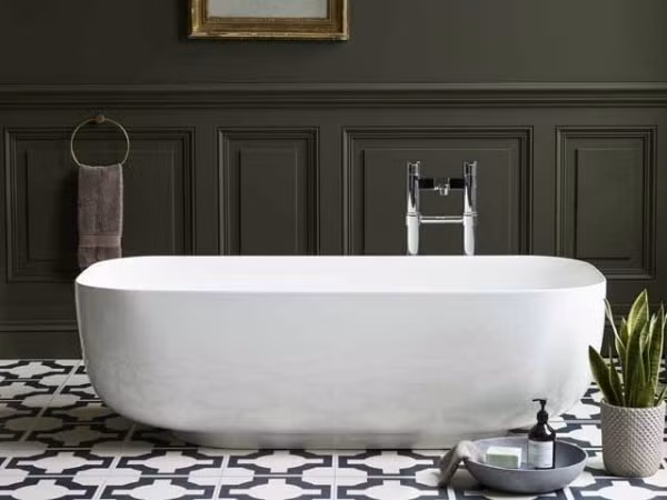 Tạo sự tương phản rõ nét từ sắc màu xanh đậm của tường với bồn tắm đủ để không gian thư giãn mùa hè thêm đẹp hơn.