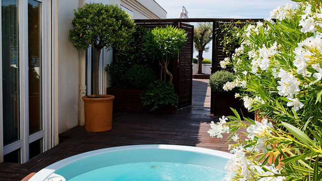 Phòng Presidential Suite 4 tại Grand Hyatt Cannes có mức giá 1.2 tỷ đồng/đêm 2 phòng khách, 1 phòng ăn, 2 phòng nghiên cứu, 2 phòng xông hơi khô và 4 phòng tắm. Ngoài ra còn có 2 khu vườn trên tầng thượng.