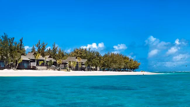 Biệt thự St. Regis Villa tại khu nghỉ dưỡng St. Regis Mauritius vừa được khai trương với mức giá 680 triệu đồng/ đêm. Ngoài 4 phòng ngủ còn có 4 hồ bơi nước nóng, quầy bar, 2 phòng khách, văn phòng và phòng tập thể dục, biệt thự cũng có lối đi riêng ra bãi biển.