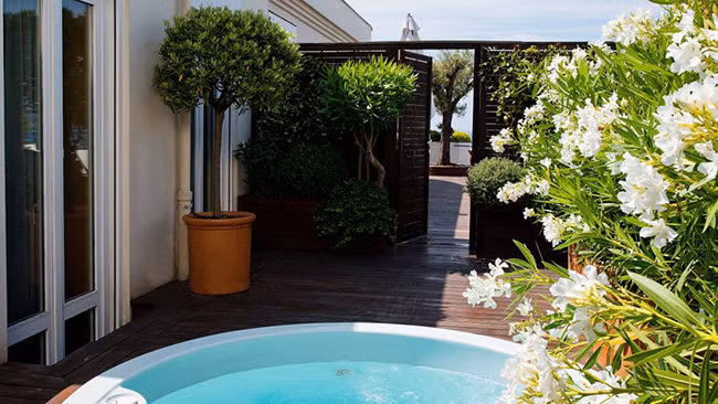 Phòng Presidential Suite 4 tại Grand Hyatt Cannes có mức giá 1.2 tỷ đồng/đêm 2 phòng khách, 1 phòng ăn, 2 phòng nghiên cứu, 2 phòng xông hơi khô và 4 phòng tắm. Ngoài ra còn có 2 khu vườn trên tầng thượng.