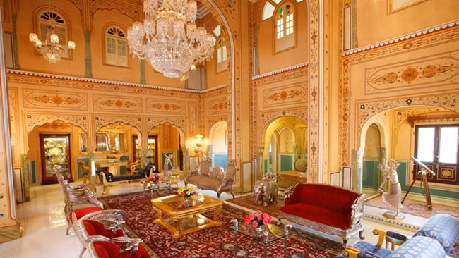 Một đêm tại phòng Shahi Mahal ở khách sạn Raj Palace ở Jaipur, Ấn Độ có chi phí 1.4 tỷ đồng/ đêm. Căn phòng có 1 khu sân vườn riêng rộng hơn 2000 m2, 1 bể bơi vô cực ba mặt, phòng chiêm tinh, thư viện, quầy bar và sân khấu riêng.