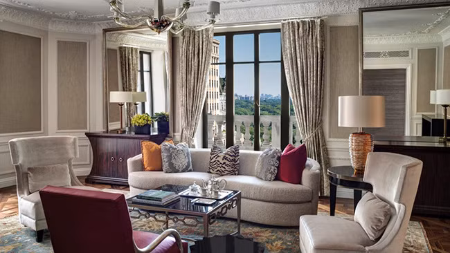 Phòng Presidential tại St. Regis New York City có giá 800 triệu đồng/ đêm với phòng ăn, phòng khách, thư viện bằng gỗ và 3 phòng ngủ. Ngoài ra còn có dịch vụ quản gia và siêu xe Bentley Mulsanne.