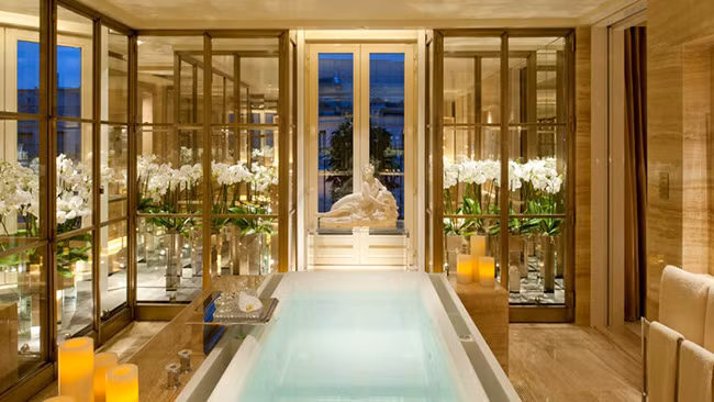 Penthouse Suite tại Four Seasons Hotel George V ở Paris có giá 700 triệu đồng/ đêm được trang trí vô cùng xa xỉ. Mỗi phòng ngủ đều có kèm phòng tắm lát đá cẩm thạch lớn với phòng xông hơi ướt, phòng xông hơi khô và chậu vệ sinh dát vàng.