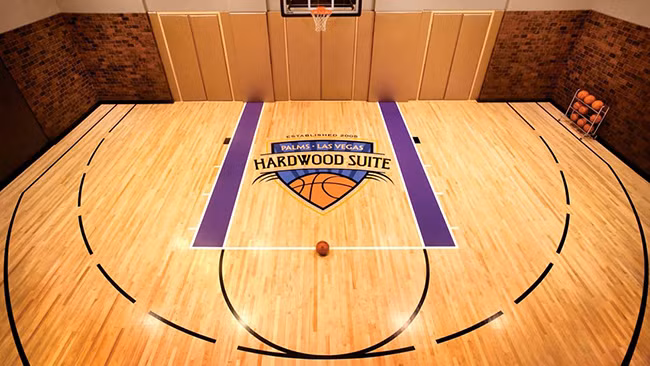 Palms Casino, Vegas cũng có 1 phòng siêu sang với mức giá 570 triệu đồng/ đêm. Phòng được trang bị một sân bóng rổ trong nhà cùng quầy bar, sàn nhảy, sảnh tiếp khách, bàn bi-da và dịch vụ quản gia 24 giờ.