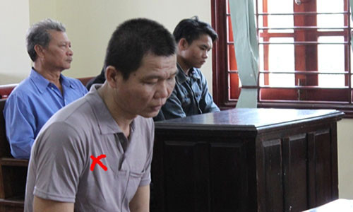 Bị cáo Tấn (dấu x) tại phiên tòa.