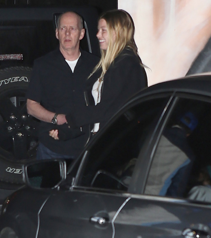 Justin xuất hiện tại buổi hoà nhạc của cậu bạn thân bên cạnh một cô gái tóc vàng lạ mặt.