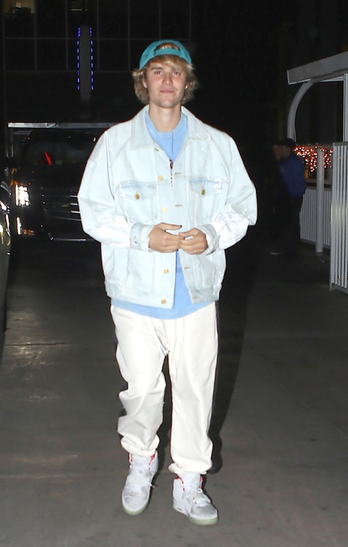 Được biết, Justin bieber đã xuất hiện và hỗ trợ lẫn ủng hộ cậu bạn thân Craig David trong đêm nhạc tại Los Angeles hôm 20 tháng 3 vừa qua. Điều đặc biệt ở đây chính là cô gái tóc vàng luôn đi kè kè bên cạnh nam ca sĩ Baby, thậm chí nhiều nguồn tin cho hay, Justin đã ôm eo cô nàng và nhận được sự hưởng ứng nhiệt tình. Nhiều người tại buổi hoà nhạc cũng nhìn thấy cô gái cùng hoàng tử nhạc Pop quấn quít không rời.