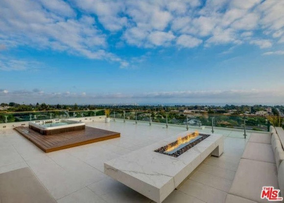 Tầng thượng view đẹp được trang bị bếp ngoài trời, bồn tắm nước nóng.