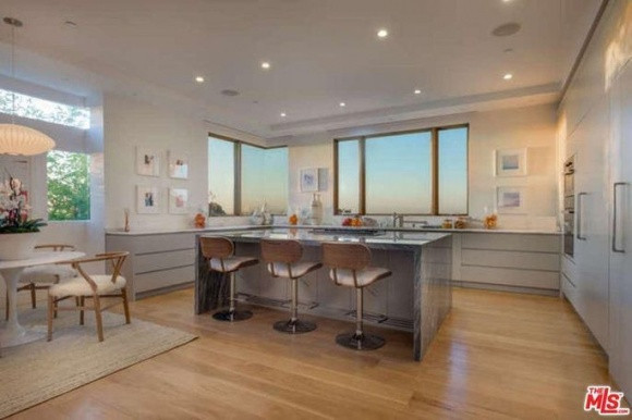 Được xây dựng vào năm 2014, căn nhà mà Tyra Banks mới tậu có diện tích hơn 575m² với 5 phòng ngủ, 6 phòng tắm. Tổ ấm này có nội thất hiện đại, được thiết kế sang trọng và có view nhìn ra biển Thái Bình Dương.