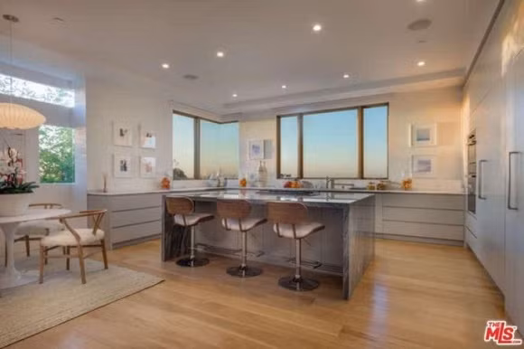 Được xây dựng vào năm 2014, căn nhà mà Tyra Banks mới tậu có diện tích hơn 575m² với 5 phòng ngủ, 6 phòng tắm. Tổ ấm này có nội thất hiện đại, được thiết kế sang trọng và có view nhìn ra biển Thái Bình Dương.