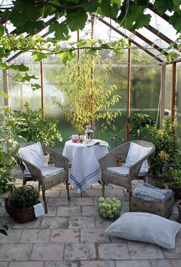 Có thể nhà kính được thiết kế cao hơn một chút, ngoài trồng cây, bạn có thể thiết kế góc thư giãn bên cạnh những chậu cây, chậu hoa mà mình yêu thích. Thật tuyệt vời để sở hữu không gian riêng tư lý tưởng để làm những việc mình thích.