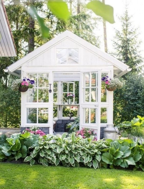 Vào những ngày mùa xuân hay mùa hè, nhà kính cũng là địa điểm tuyệt vời để bạn đọc sách, thưởng trà hay chợp mắt buổi trưa bên khu vườn rộn ràng tiếng chim và hoa lá.