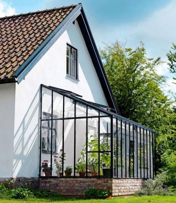 Gắn liền một phần tường kính và mái vào khoảng tường nhà để tạo nên góc nhỏ bình yên và trong lành cho cuộc sống của gia đình bạn.