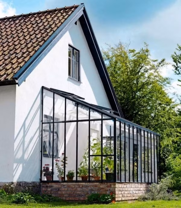 Gắn liền một phần tường kính và mái vào khoảng tường nhà để tạo nên góc nhỏ bình yên và trong lành cho cuộc sống của gia đình bạn.