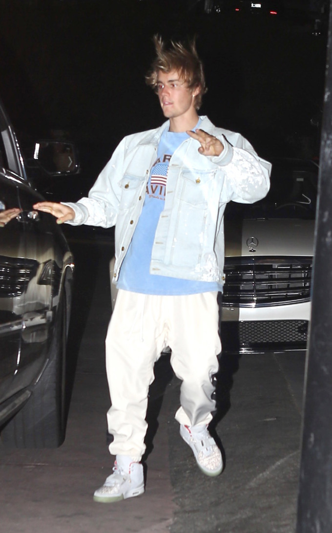 Trong một clip được quay lại cho thấy, Justin đã rất vui vẻ, thậm chí ôm eo và nhảy múa cùng cô gái lạ mặt này.