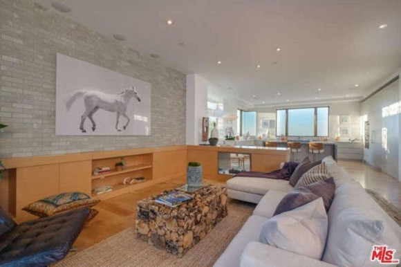 Mỗi tầng của nhà đều có ban công. Tầng tượng vô cùng thoáng đãng và được trang bị bếp ngoài trời, bồn tắm nước nóng… để phục vụ cho việc thư giãn vào dịp cuối tuần. Ngoài ra, căn nhà còn có sân riêng với bể bơi không đường viền.