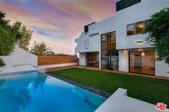 Căn nhà có bể bơi ngoài trời xanh trong, đẹp mắt.