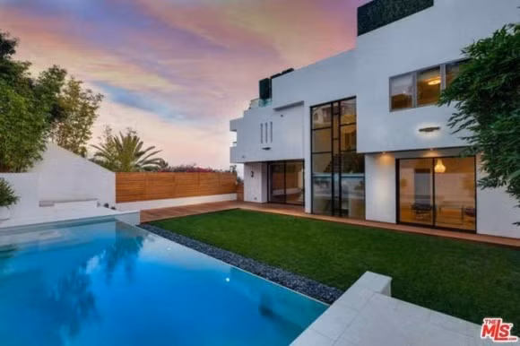 Căn nhà có bể bơi ngoài trời xanh trong, đẹp mắt.