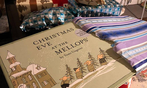 Hang xom de lai qua Giang sinh suot 14 nam troi cho co be 2 tuoi