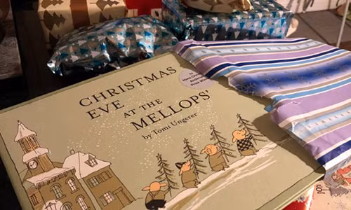 Hang xom de lai qua Giang sinh suot 14 nam troi cho co be 2 tuoi