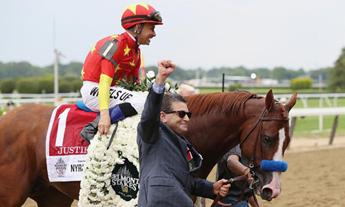 Justify cùng với chủ nhân ăn mừng chiến thắng. Ảnh: CNN.