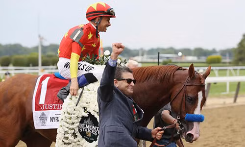 Justify cùng với chủ nhân ăn mừng chiến thắng. Ảnh: CNN.