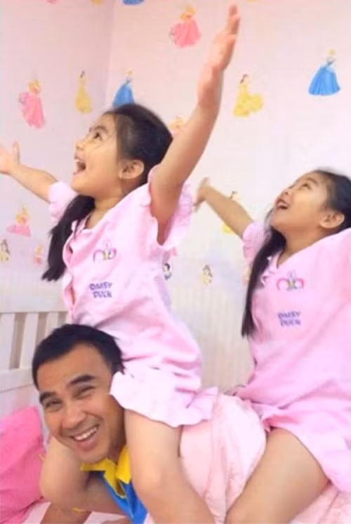 “Nhong nhong nhong, cha làm con ngựa để cho con lên cưỡi trên lưng. Nhong nhong nhong, cha làm con ngựa để cho con vui thỏa tiếng cười”. Bố con Quyền Linh có khiến bạn nghĩ ngay đến bài hát đáng yêu này không?