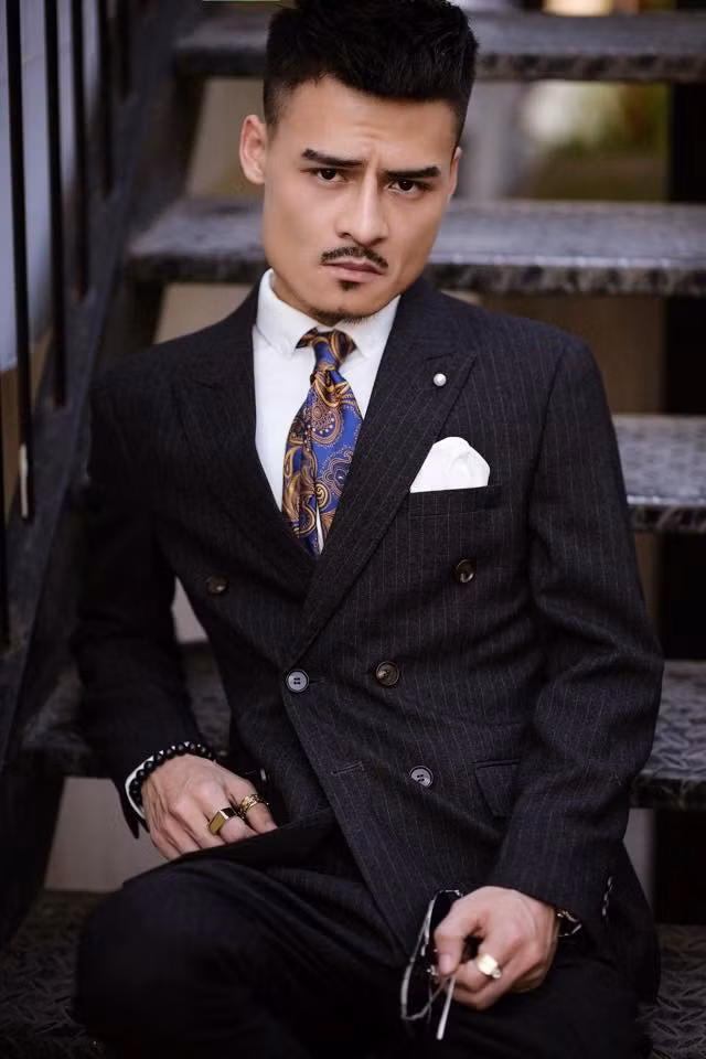 "Hiện tượng streamer" khoe phong cách lịch lãm như quý ông trong bộ đồ vest qua hình đại diện mới được cập nhật tại trang cá nhân. "Hoa Vinh ngày xưa láu cá lắm, nhưng giờ sẽ thay đổi theo hướng trưởng thành hơn, tránh va chạm", chàng trai chia sẻ. Ảnh: NVCC.