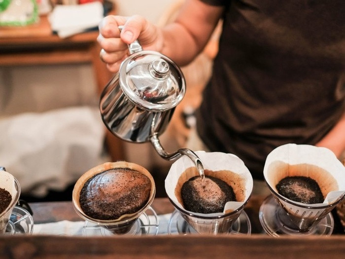 Bữa sáng Rất nhiều nhà nghỉ có cung cấp bữa sáng miễn phí cho khách du lịch và bạn đừng ngại hỏi về bữa ăn sáng cũng như thực đơn để có thể lựa chọn dễ dàng hơn. Rất nhiều nhà nghỉ có bố trí bếp chung, bạn cũng có thể sử dụng để nấu một bữa sáng cho riêng mình.