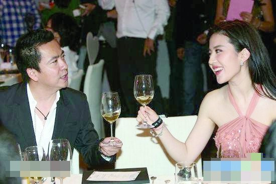 Việc Lưu Diệc Phi có mặt trong nhóm này khiến nhiều người càng tin chắc rằng đây là luật bất thành văn của giới giải trí Trung Quốc. Vì nữ diễn viên là con nhà gia thế, quyền lực, cũng không thiếu tiền nên khó có khả năng cô nhận lời dự tiệc, tiếp rượu vì tiền.