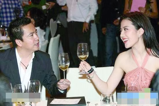 Việc Lưu Diệc Phi có mặt trong nhóm này khiến nhiều người càng tin chắc rằng đây là luật bất thành văn của giới giải trí Trung Quốc. Vì nữ diễn viên là con nhà gia thế, quyền lực, cũng không thiếu tiền nên khó có khả năng cô nhận lời dự tiệc, tiếp rượu vì tiền. Việc Lưu Diệc Phi có mặt trong nhóm này khiến nhiều người càng tin chắc rằng đây là luật bất thành văn của giới giải trí Trung Quốc. Vì nữ diễn viên là con nhà gia thế, quyền lực, cũng không thiếu tiền nên khó có khả năng cô nhận lời dự tiệc, tiếp rượu vì tiền.