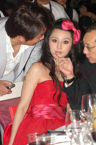 Việc tiếp rượu, dự tiệc thường diễn ra sau các chương trình, sự kiện mà các ngôi sao giải trí được mời tham dự hoặc các bữa tiệc lớn, có nhiều nhân vật thế lực tham gia. Đây không phải việc bắt buộc, nhưng "luật bất thành văn" trong giới giải trí Trung Quốc là các ngôi sao thường bị ép hoặc được mời dự tiệc để làm hài lòng các đại gia, nhất là những người bỏ tiền tài trợ cho các chương trình, hoặc doanh nhân thân thiết với nhà tổ chức. Chuyện này càng phố biển với những ngôi sao trẻ mới vào nghề. Nếu từ chối, họ có thể bị mất show, bị ban tổ chức xử ép...