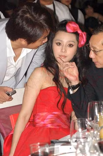 Việc tiếp rượu, dự tiệc thường diễn ra sau các chương trình, sự kiện mà các ngôi sao giải trí được mời tham dự hoặc các bữa tiệc lớn, có nhiều nhân vật thế lực tham gia. Đây không phải việc bắt buộc, nhưng "luật bất thành văn" trong giới giải trí Trung Quốc là các ngôi sao thường bị ép hoặc được mời dự tiệc để làm hài lòng các đại gia, nhất là những người bỏ tiền tài trợ cho các chương trình, hoặc doanh nhân thân thiết với nhà tổ chức. Chuyện này càng phố biển với những ngôi sao trẻ mới vào nghề. Nếu từ chối, họ có thể bị mất show, bị ban tổ chức xử ép... Việc tiếp rượu, dự tiệc thường diễn ra sau các chương trình, sự kiện mà các ngôi sao giải trí được mời tham dự hoặc các bữa tiệc lớn, có nhiều nhân vật thế lực tham gia. Đây không phải việc bắt buộc, nhưng "luật bất thành văn" trong giới giải trí Trung Quốc là các ngôi sao thường bị ép hoặc được mời dự tiệc để làm hài lòng các đại gia, nhất là những người bỏ tiền tài trợ cho các chương trình, hoặc doanh nhân thân thiết với nhà tổ chức. Chuyện này càng phố biển với những ngôi sao trẻ mới vào nghề. Nếu từ chối, họ có thể bị mất show, bị ban tổ chức xử ép...