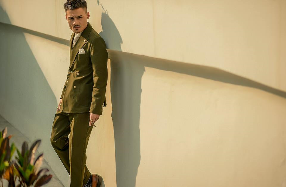 Không chỉ được dân mạng khen ngợi có giọng hát lạ, Hoa Vinh còn gây chú ý nhờ ngoại hình đậm chất phong trần với gương mặt góc cạnh luôn đi kèm cặp kính đen. Khi không mang phụ kiện này, gương mặt 9X được nhận xét trông trẻ trung hơn. Ảnh: Giang Vu.