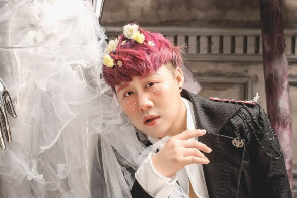 Mới đây, ca sĩ Trung Quân khoe căn hộ mới của mình sau khi hoàn thiện nội thất: "Đã thực hiện được cái ước mơ của những ngày đầu tiên đặt chân xuống Sài Gòn, cái hồi còn trẻ trâu hay tự nói với bản thân là “mai mốt có nhà sẽ làm cái này làm cái kia, sẽ gắn cái này sẽ đính cái kia...". "Thánh mưa" Trung Quân còn có dự định sẽ chụp một bộ ảnh đẹp của mình trong căn hộ mới.