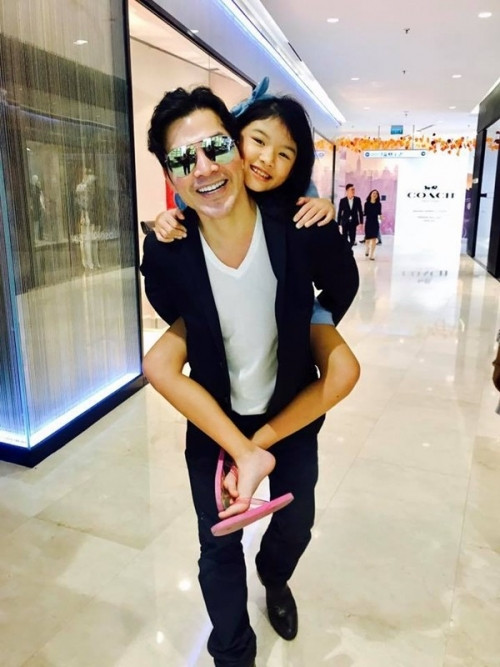 Bé Devon hạnh phúc trên lưng bố. Tuy Trần Bảo Sơn và Trương Ngọc Ánh đã “đường ai nấy đi” nhưng cả hai luôn dành cho cô con gái yêu đầy đủ tình yêu thương của gia đình.