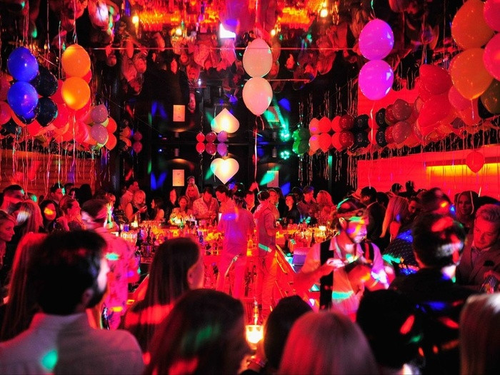 Tiếng ồn Bất cứ khách du lịch nào cũng đều mong muốn có được một giấc ngủ ngon trong kỳ nghỉ. Tuy nhiên, không phải nhà nghỉ nào cũng đảm bảo được điều đó. Hãy hỏi trước lễ tân về điều kiện cách âm ở trong nhà nghỉ để tránh những sự cố đáng tiếc và khó xử.