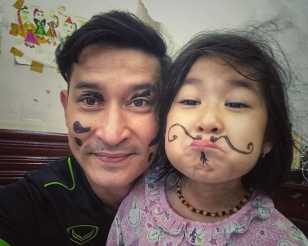 Diễn viên điển trai Huy Khánh không ngại vẽ nguệch ngoạc lên mặt để làm trò “mua vui” cho con gái yêu. Có vẻ cô bé cũng thừa hưởng không ít khiếu hài hước từ bố nhỉ!