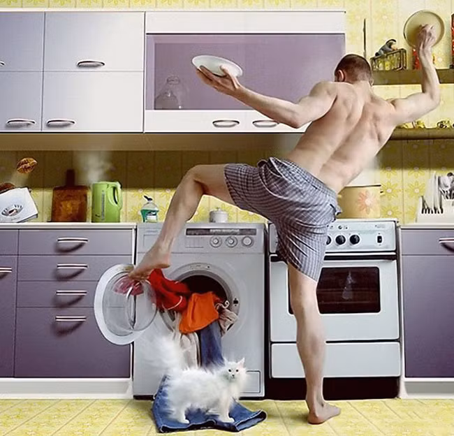 Giờ thì biết làm việc nhà cần bao nhiêu tay rồi đấy.