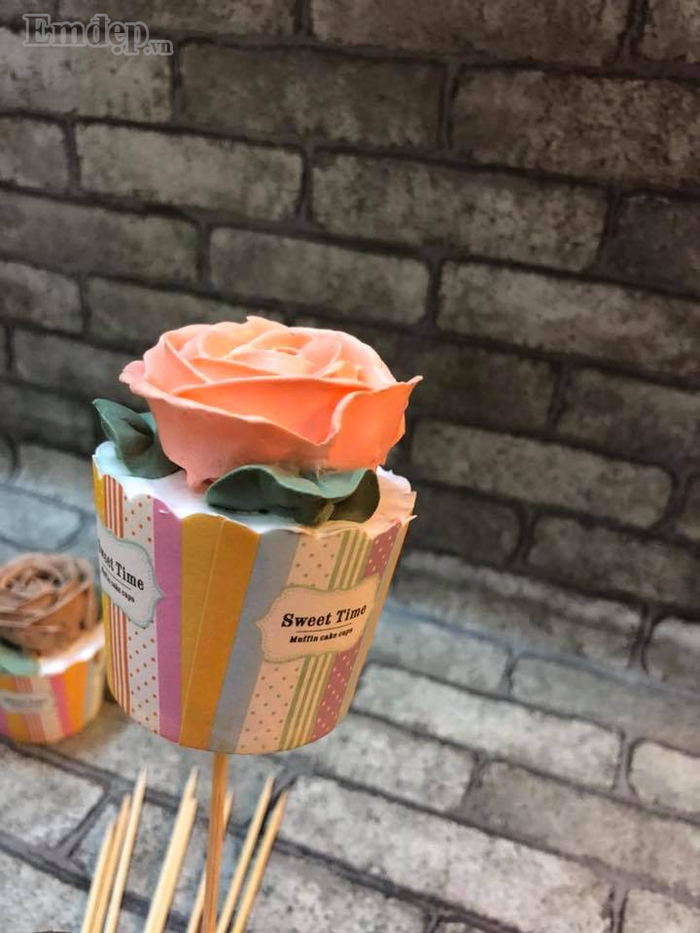 Thành phẩm: Vậy là chỉ cần vài bước đơn giản là bạn đã có lãng hoa hồng siêu xinh bằng bánh cupcake rồi đấy. Vừa đẹp mắt lại ngon miệng phải không nào?