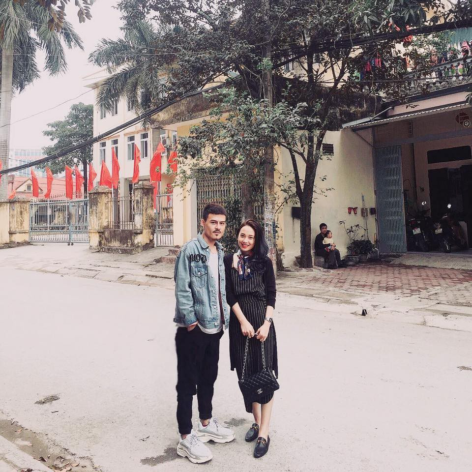 Khi livestream, Hoa Vinh thường mặc áo sơ mi, đeo kính đen. Ngoài đời, 9X hay diện đồ năng động, trẻ trung. Ảnh: NVCC.