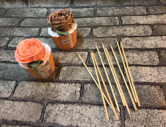 Bước 4: Bạn chuẩn bị que xiên và cắm que vào phần đáy chiếc cupcake cho thật vững.