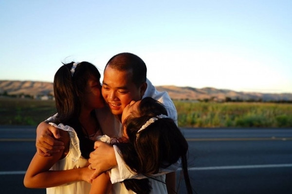 Khoảnh khắc đầy tình cảm của Minh Khang bên các cô công chúa. Đối với anh có con gái là một việc vô cùng hạnh phúc.