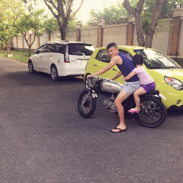 Công Vinh - Thủy Tiên rất hạn chế trong việc khoe mặt con gái trên mạng xã hội nhưng hình ảnh đáng yêu này cũng đủ khiến fan tan chảy rồi nhỉ!