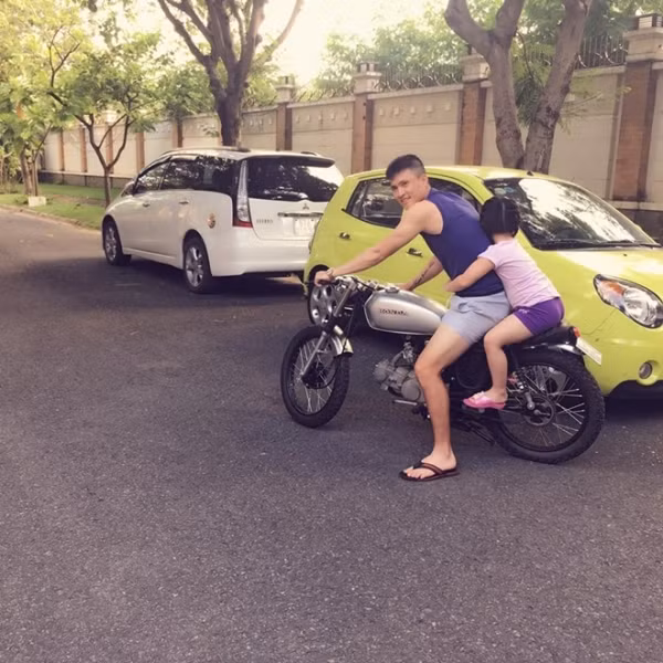 Công Vinh - Thủy Tiên rất hạn chế trong việc khoe mặt con gái trên mạng xã hội nhưng hình ảnh đáng yêu này cũng đủ khiến fan tan chảy rồi nhỉ!