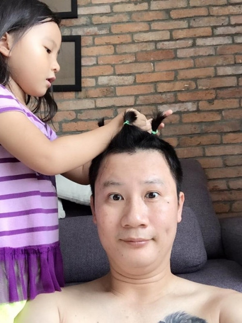 Ra ngoài có là “soái ca” thì về nhà cũng phải trở thành “búp bê” cho con gái làm đẹp thôi nhé bố Hoàng Bách ơi!